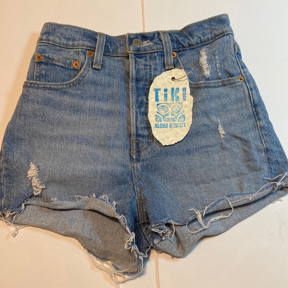 Levi’s Ribcage Short Cut-Off’s 25